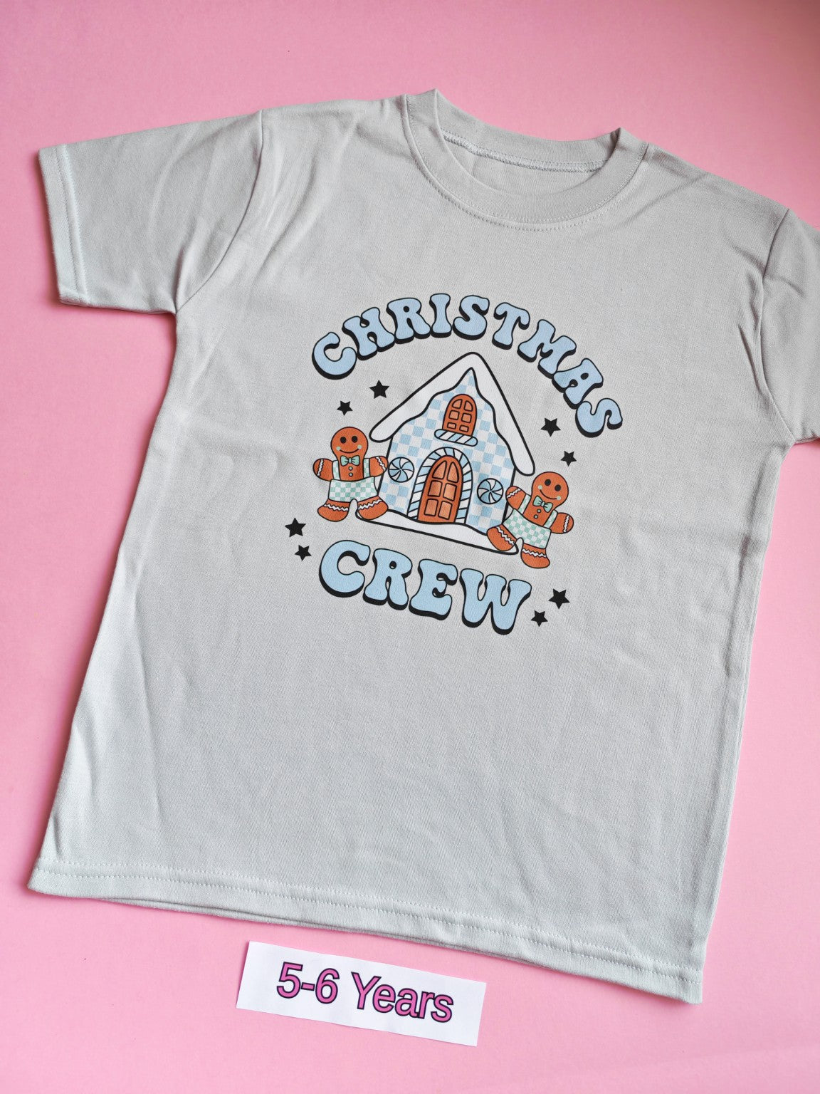Frozen grey children's Christmas t-shirt with gingerbread house and gingerbread people design, size 5-6 years