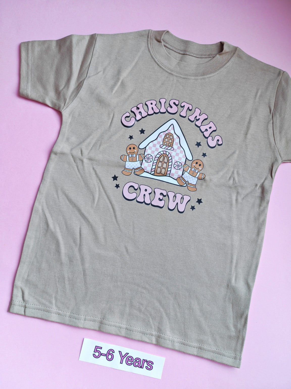 Taupe children's Christmas t-shirt with gingerbread house and gingerbread people Christmas Crew design, 5-6 years
