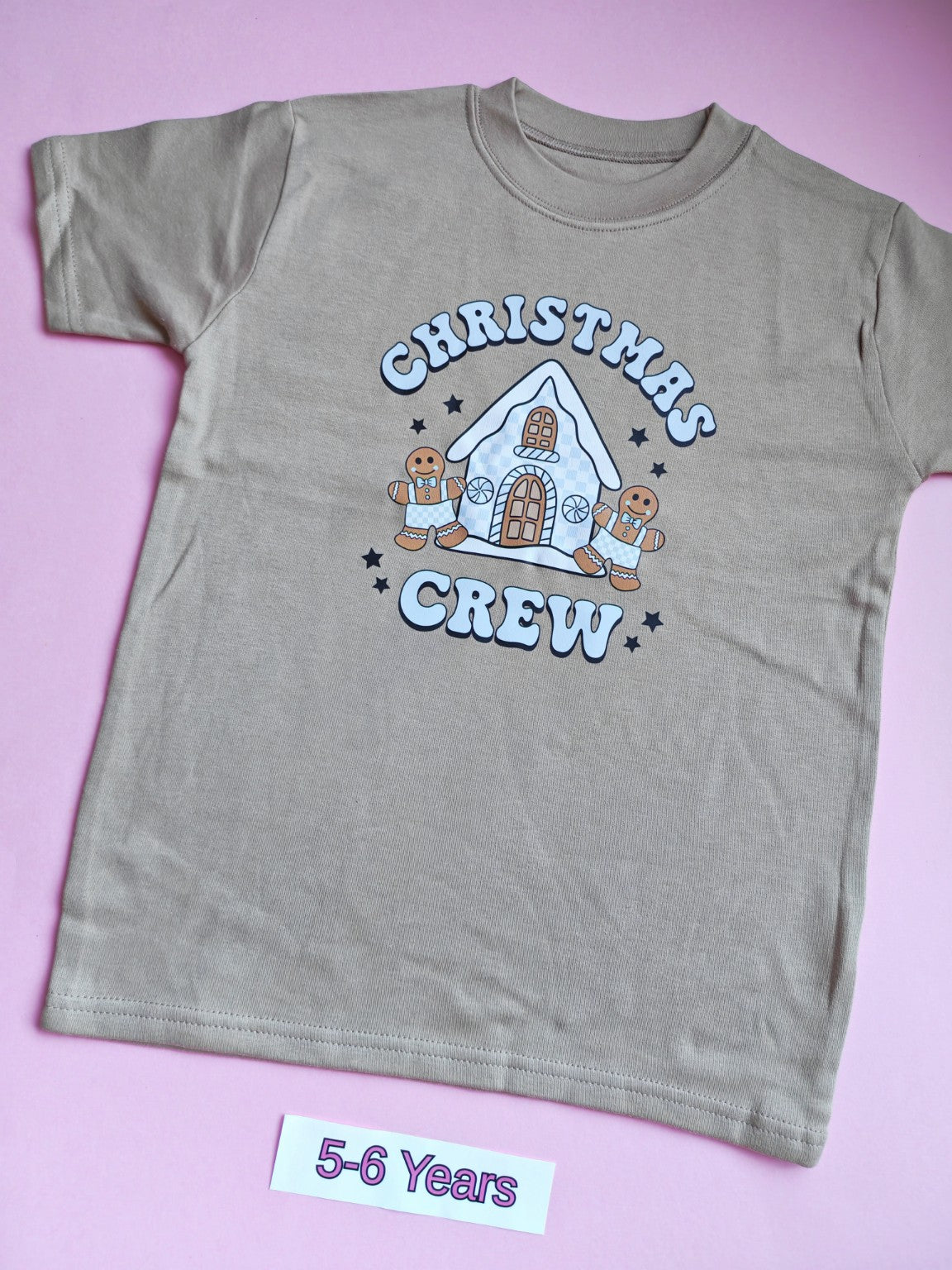 Taupe children's Christmas t-shirt with gingerbread house and gingerbread people design, 5-6 years