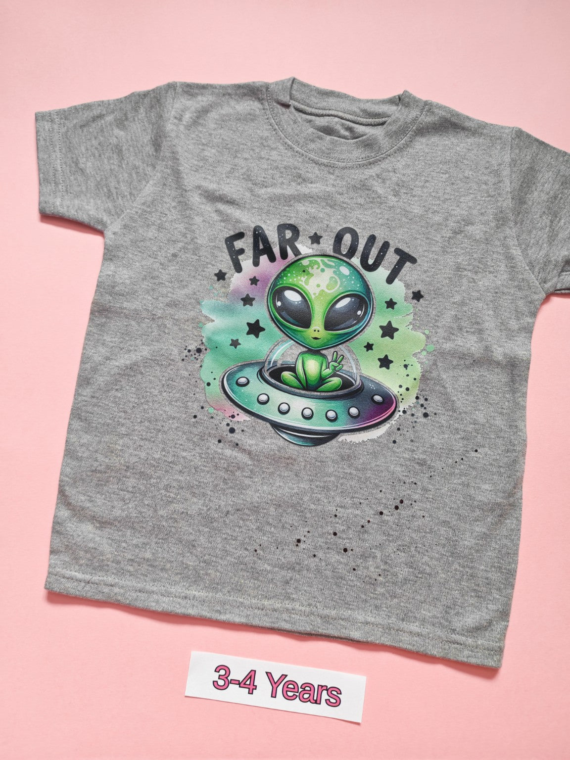 Grey children's T-shirt with green alien in UFO and Far Out design, size 3-4 years