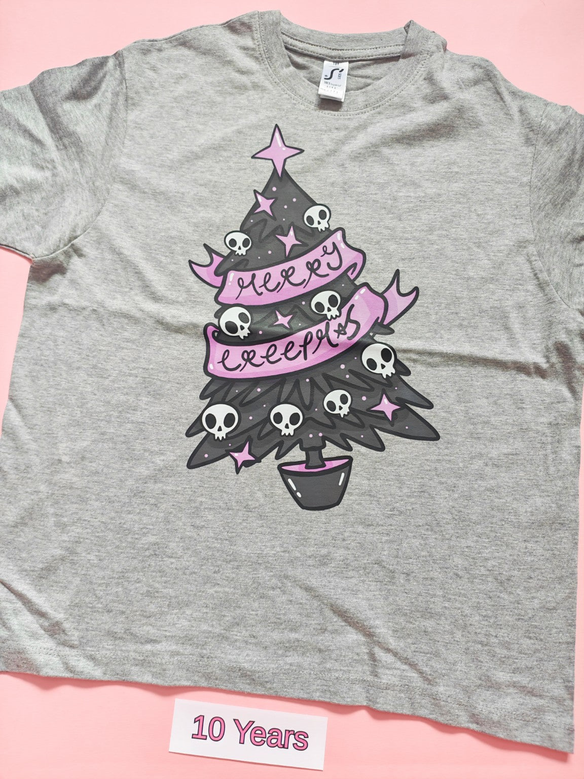 Grey children's Christmas T-shirt with spooky skull Christmas tree design, size 10 years