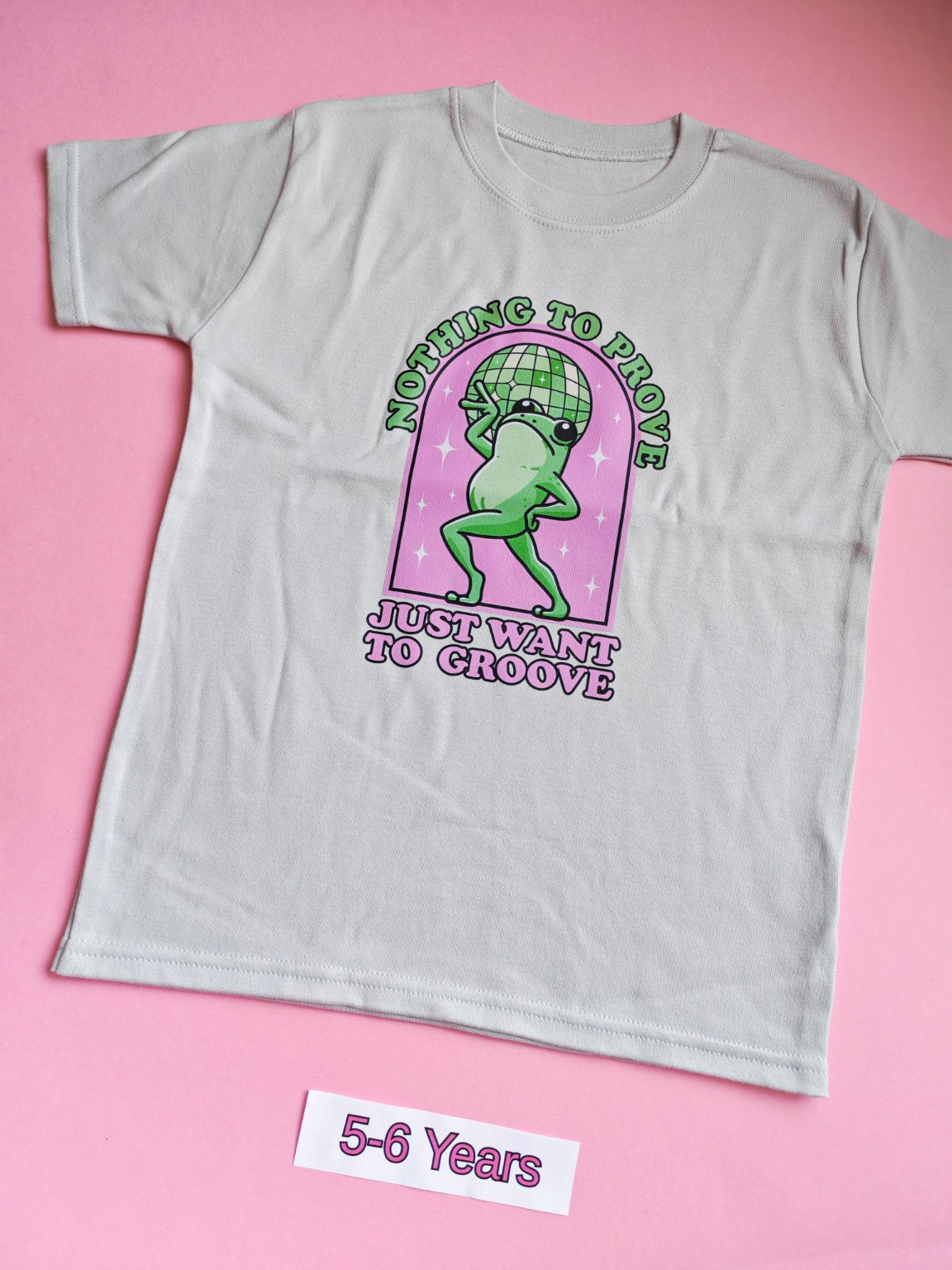 Frozen grey children's t-shirt with dancing frog and Not Trying to Prove, Just Want to Groove design, size 5-6 years