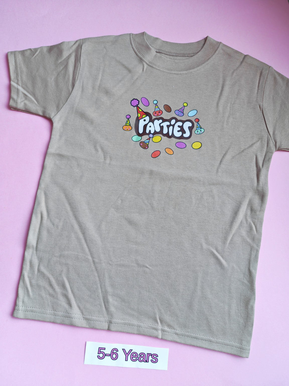 Taupe children's t-shirt with colourful Parties birthday design, 5-6 years