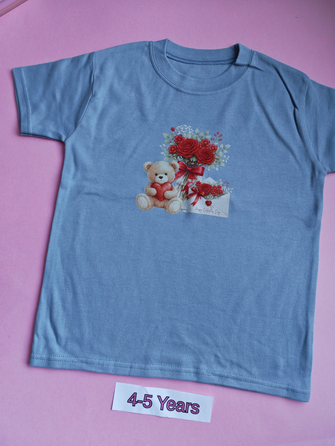 Blue children's t-shirt, 4-5 years, teddy bear with red roses and heart design